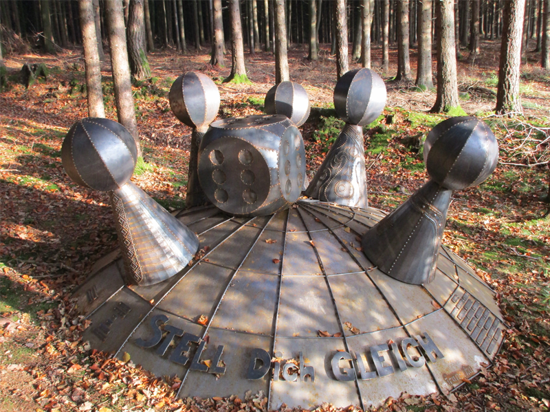 Skulptur am Friedensweg des Bucherhofes von Wolfshütte nach Wolfsegg